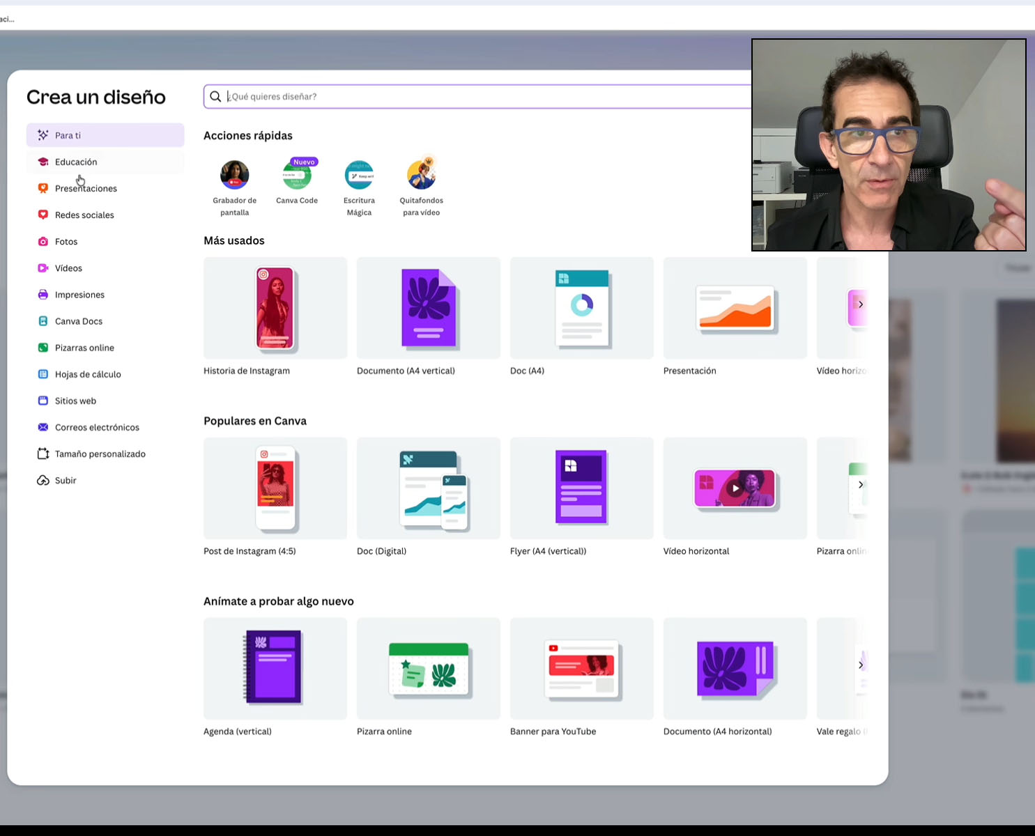 Canva esencial con pantalla inicial del editor, plantillas de diseño y profesor explicando el entorno de trabajo