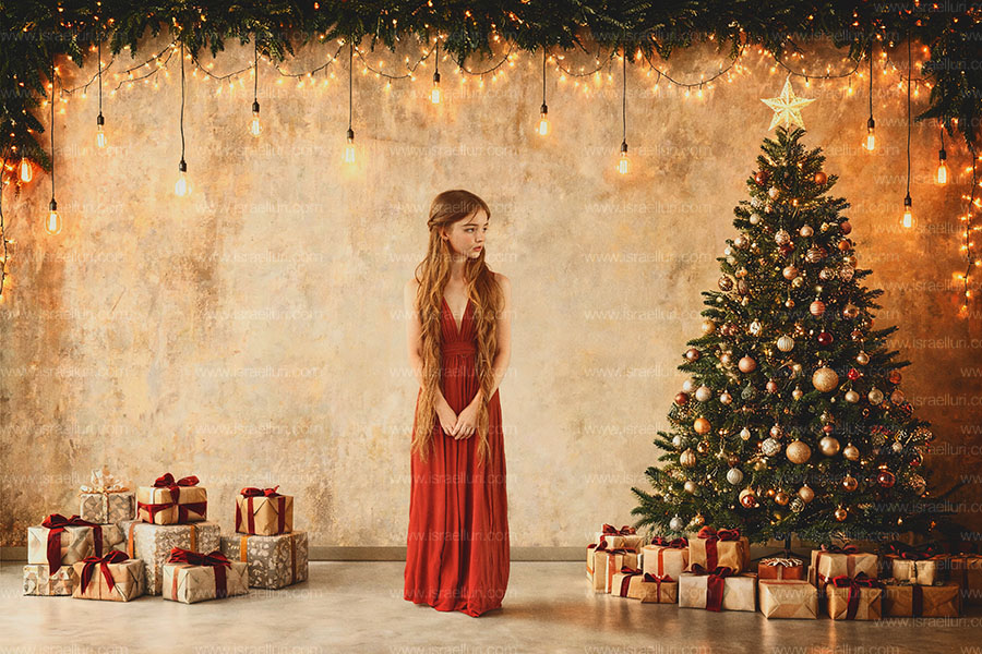Fondos navideños para Photoshop Navidad Dorada con árbol decorado, luces cálidas y regalos sobre escenario de estudio.
