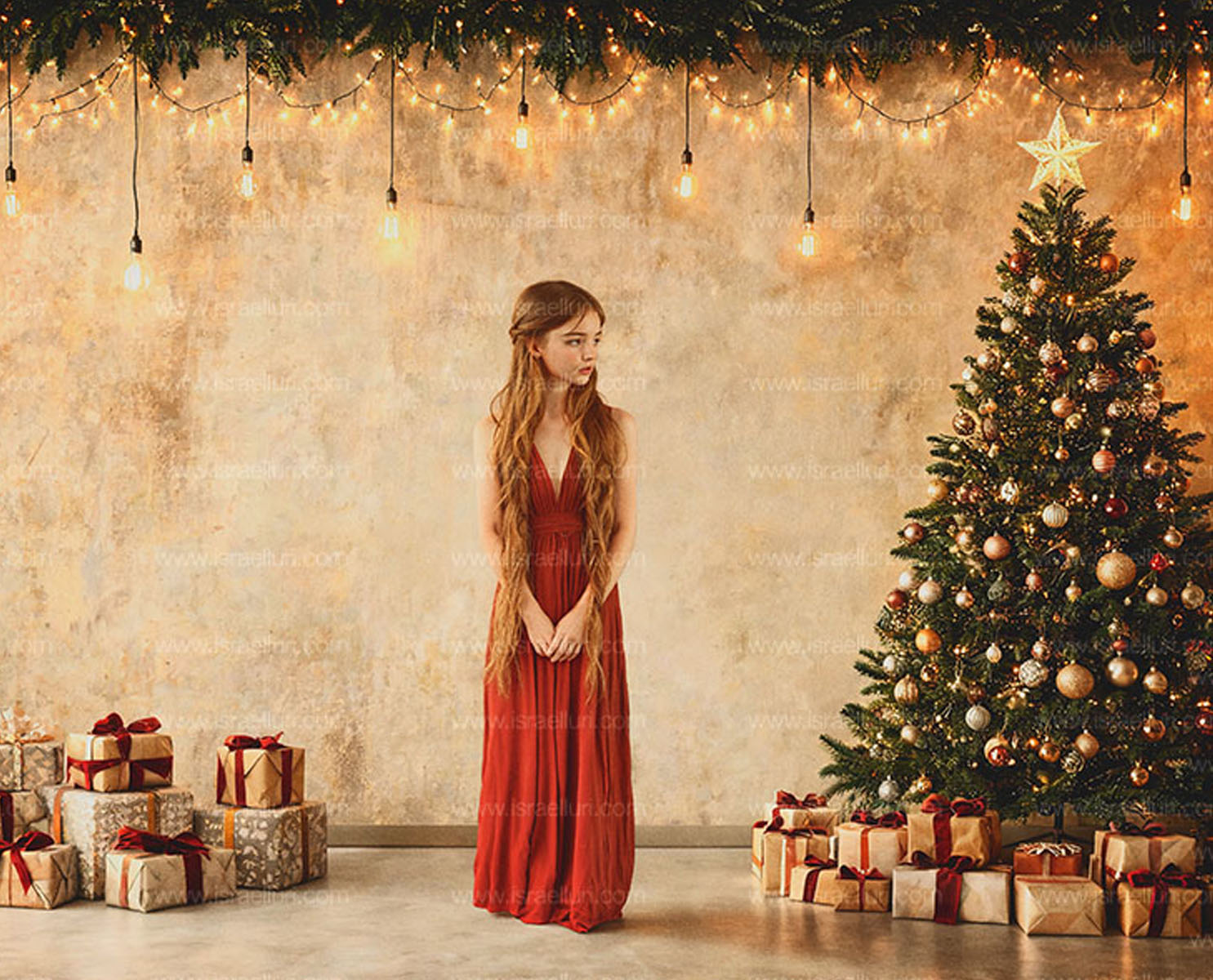 Fondos navideños para Photoshop Navidad Dorada con árbol decorado, luces cálidas y regalos sobre escenario de estudio.